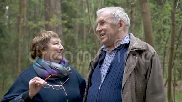 一对美丽的老年夫妇在公园里散步他们交流笑拥抱很好的关系年龄视频的预览图