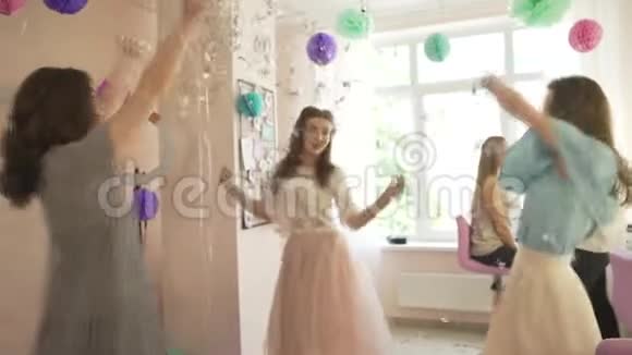 一群兴奋的快乐的漂亮的年轻女性穿着华丽的裙子在职业美容院里跳舞享受着气氛视频的预览图