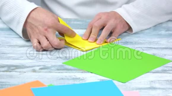 手折黄色折纸郁金香视频的预览图