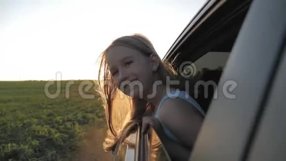 小女孩在路上旅行充满了惊奇和探索生活方式家庭出行理念视频的预览图