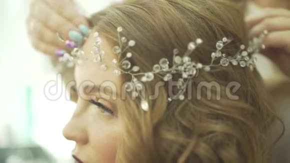 令人难以置信的迷人金发女模特正准备戴着perl珠宝王冠参加派对庆典视频的预览图