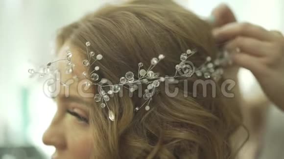 迷人的金发年轻女性模特准备在美妙的佩尔珠宝皇冠上举行派对庆祝视频的预览图