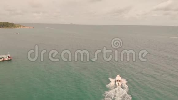 4k空中观景观光快速船载人们往返大陆和泰国岛屿苏梅特国家公园黄金视频的预览图