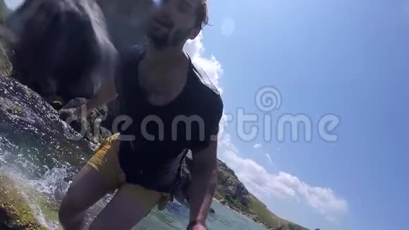 年轻人自拍在海水中从岩石上跳筋斗高清动作GoPro极端慢动作克里米亚俄罗斯视频的预览图