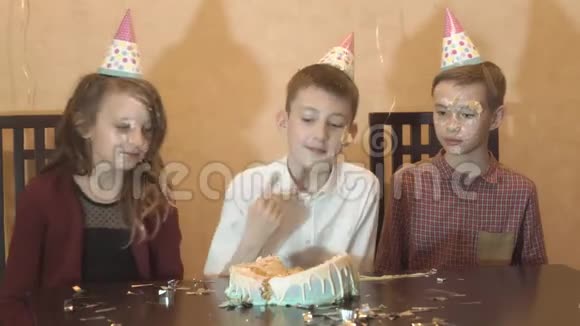 在生日聚会上照顾孩子朋友们在生日蛋糕里灌满了脸家庭庆祝概念视频的预览图