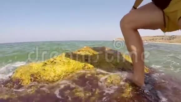 年轻人从岩石上在海水中跳筋斗高清动作gopro极端慢动作克里米亚俄罗斯视频的预览图