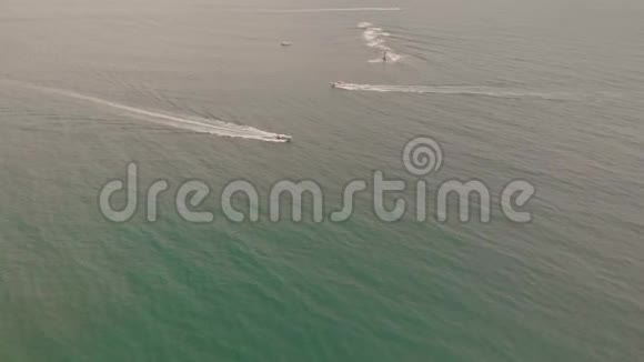 4k空中观景观光快速船载人们往返大陆和泰国岛屿苏梅特国家公园黄金视频的预览图