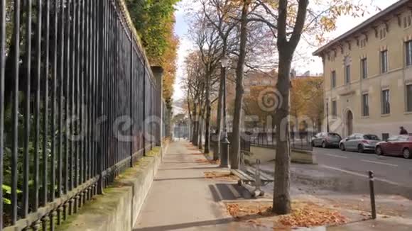 秋天的巴黎景色沿着安静的街道散步视频的预览图