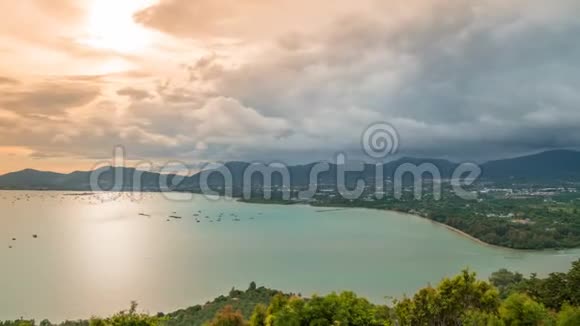 泰国普吉省奥沙龙湾和城市海景的高角度景观视频的预览图
