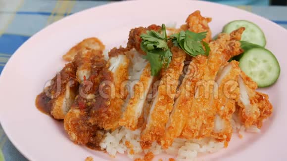 一个男人用泰国菜吃叉子米饭配豌豆荚和炸脆鸡肉视频的预览图