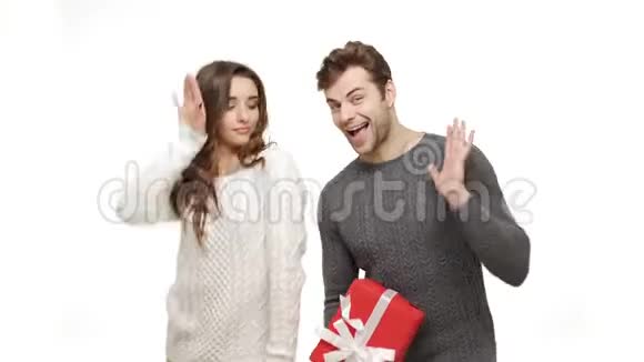 年轻夫妇穿着毛衣喜欢跳舞庆祝圣诞节一起玩感受吸引力视频的预览图