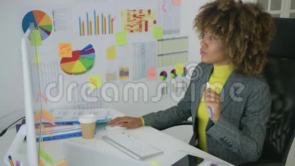 专心致志的女人在办公室看电脑视频的预览图