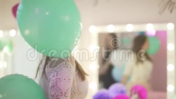 年轻迷人的金发女郎享受派对庆祝气氛微笑着转过身来手里拿着气球视频的预览图
