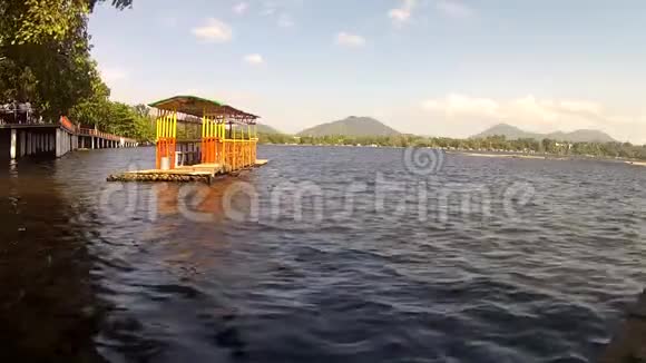 男子驾驶的竹筏或驳船漂浮在湖上视频的预览图