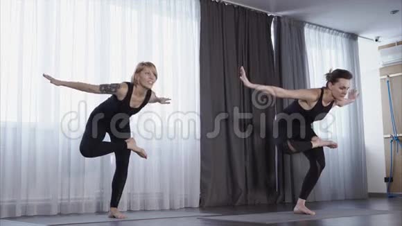 两个女人在课堂上练习瑜伽视频的预览图