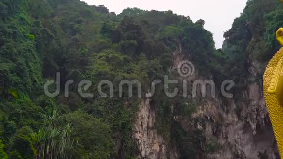 马来西亚吉隆坡巴图洞穴寺建筑群印度教神穆拉根雕像视频的预览图