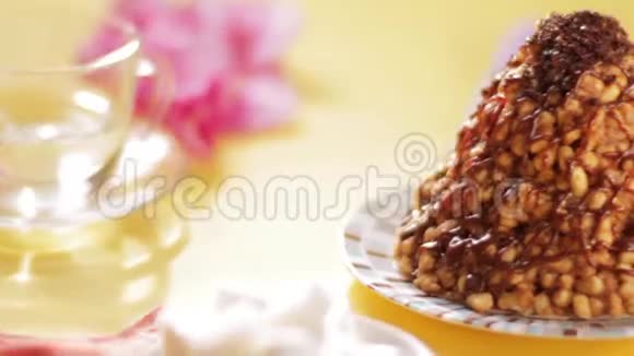自制胡桃蛋糕放在桌子上场景餐桌上的美味胡桃蛋糕视频的预览图