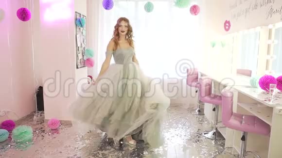 年轻貌美的女模特穿着华丽的服装慢慢地走在柔和的美容院房间里视频的预览图