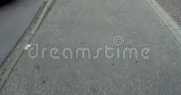 在一条黑顶街道上的路上走的近路视频的预览图