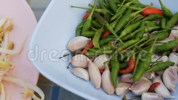 大蒜绿红辣椒豌豆芽米饭和鸡肉在盘子里泰国菜视频的预览图