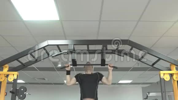 强壮的男人在健身房做仰卧起坐视频的预览图