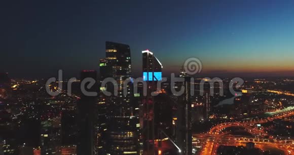 夜间鸟瞰图莫斯科市从上面看城市灯光夜晚全景拍摄于春天夏季4K视频的预览图