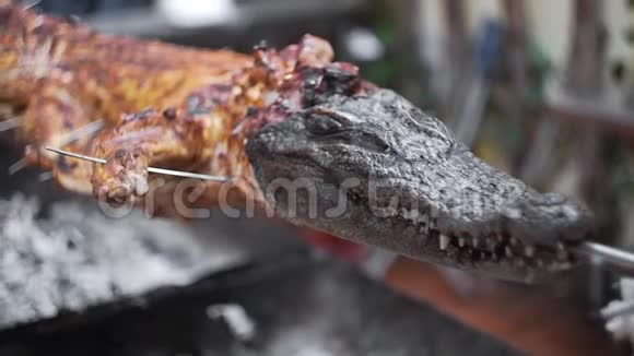 烤鳄鱼在明火上的海上美食餐厅越南的异国风味餐亚洲美食生食视频的预览图