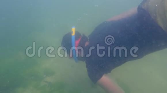 一个人在潜水时慢动作用智能手机在防水箱里潜水并在水下拍照高清高清视频的预览图