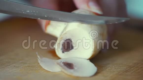 洋葱在切割板刀上视频的预览图
