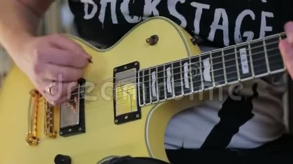 男人用特写弹黄色电吉他视频的预览图