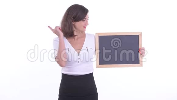快乐美丽的女商人拿着黑板竖起大拇指视频的预览图