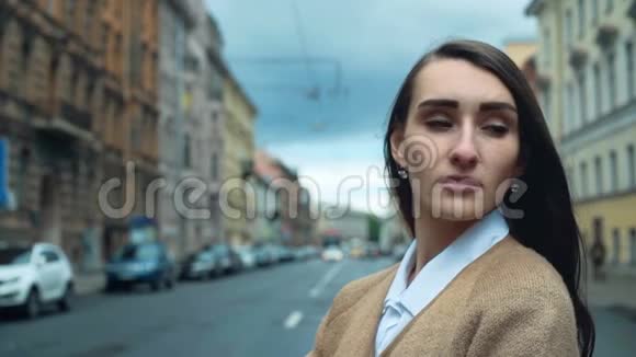 可爱的女孩在经典的欧洲街头摆姿势视频的预览图