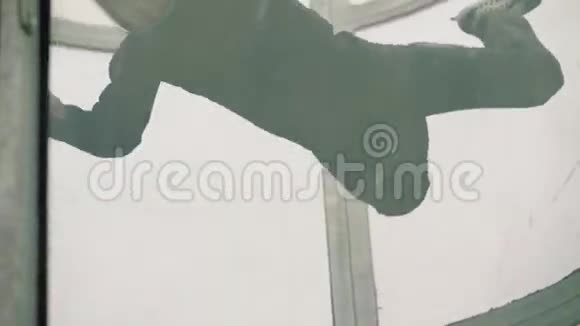 男性跳伞者在空中风洞中表演特技在风洞里飞行视频的预览图