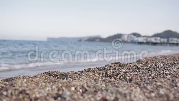 海滩湖岸边的岩石和鹅卵石岸边的海浪冲刷视频的预览图