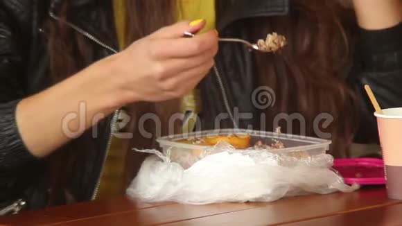快餐食客年轻的成年女人吃快餐饮料视频的预览图
