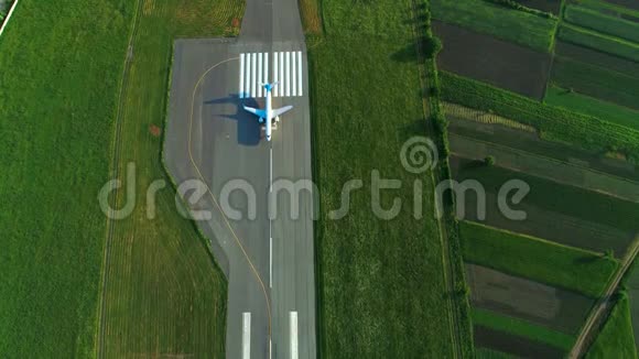 飞机在机场跑道降落时的鸟瞰图顶部视图视频的预览图