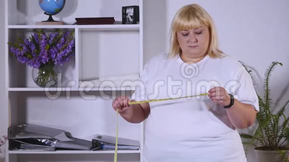胖女人测量腰部很快乐视频的预览图