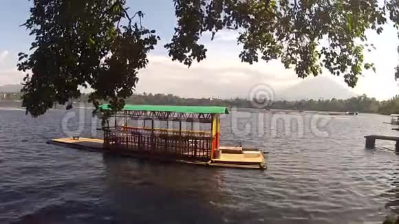 男子驾驶的竹筏或驳船漂浮在湖上视频的预览图