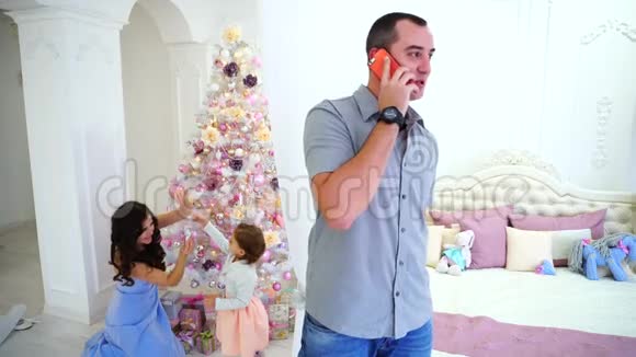 帅哥在卧室灯光下谈论他的妻子和女儿的背景谁正在准备庆祝视频的预览图