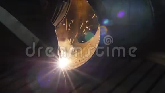 工厂内部有焊接面罩的工人工厂内部部分设备的焊接过程视频的预览图