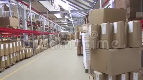 大型商业仓库有箱子和货架视频的预览图