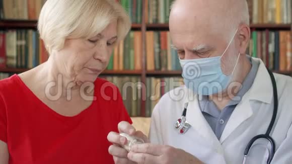 男性在职专业医生高级医师治疗老年女性病人服用流感药丸视频的预览图