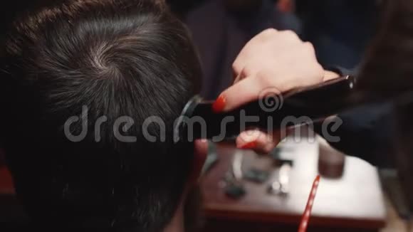 理发师用修剪整齐的特写剪了客户的头发视频的预览图