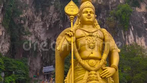 马来西亚吉隆坡巴图洞穴寺建筑群印度教神穆拉根雕像视频的预览图
