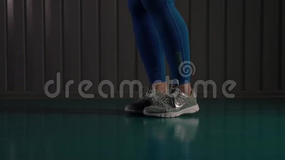 健身女性用跳绳做有氧运动视频的预览图