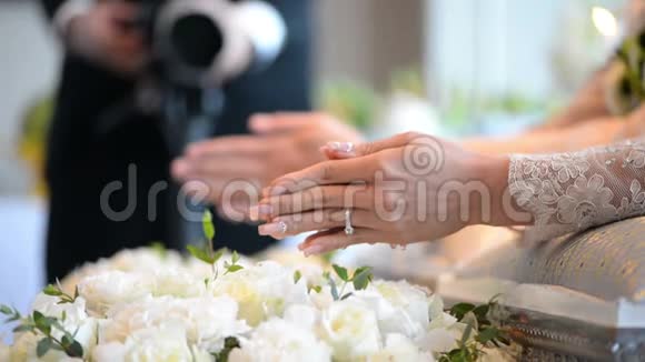 手把祝福水注入新郎新娘乐队泰国婚礼视频的预览图