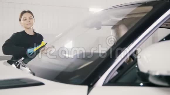 汽车细节女人正在清洗一辆豪华车的挡风玻璃视频的预览图
