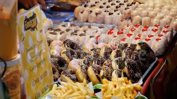 柜台上有甜甜的五彩蛋糕夜间食品市场Jomtien泰国芭堤雅视频的预览图