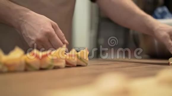 两个人在制作意大利传统菜肴的托特里尼视频的预览图