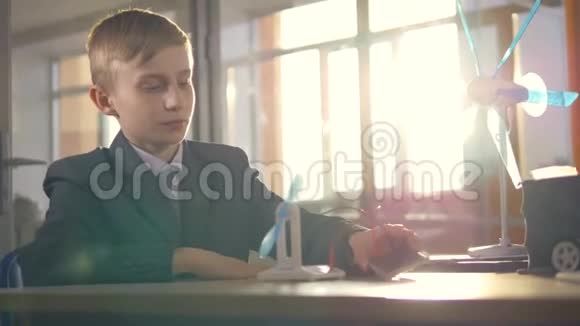 一个男孩在学习风能如何成为电力视频的预览图